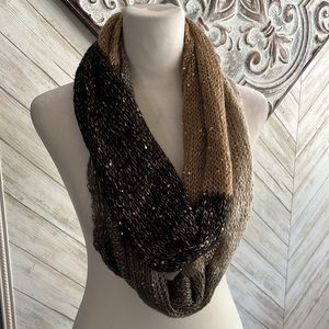 Nicole Marciano infinity scarf made of yarn and tiny gold sequins